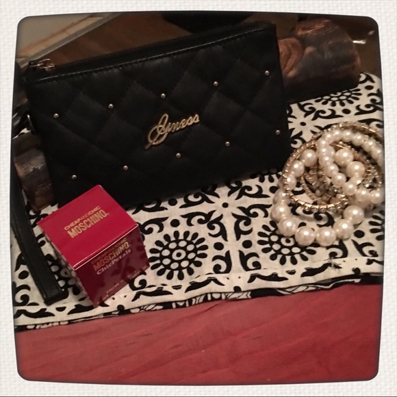 *NWOT* GUESS - Large Soft  Black Zip Wallet/Clutch - Picture 6 of 8